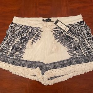 Romeo & Juliet Couture Boho Shorts sz L NWT Navy blue & white